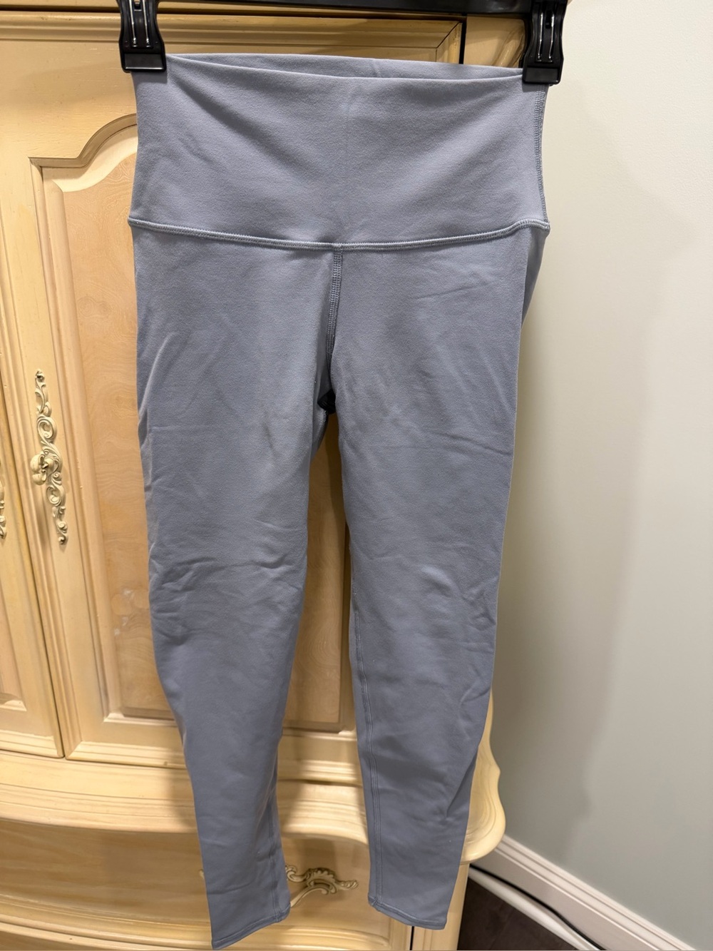 ALO Yoga High-Rise Leggings in Light Gray